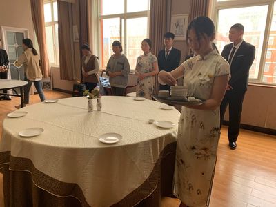 管理系舉行酒店管理專業(yè)學(xué)生技能風(fēng)采展示活動(dòng)-中餐主題宴會(huì)設(shè)計(jì)